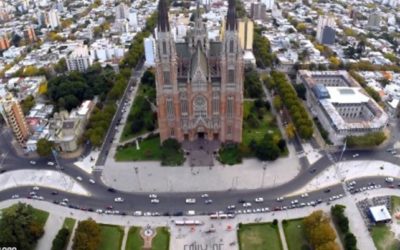 Municipales hacen compras a los adultos mayores en La Plata