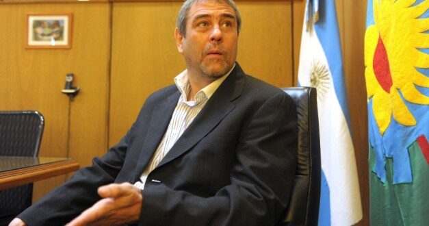 Antes de irse al gabinete nacional, Ferraresi firma una paritaria que denuncian “es ilegal”