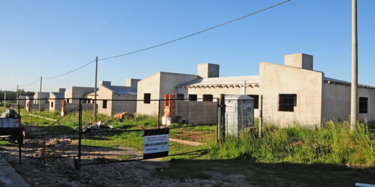 Adjudicatarios del barrio de los Municipales apelaron a la “sensibilidad” de Kicillof y le pidieron que termine las casas