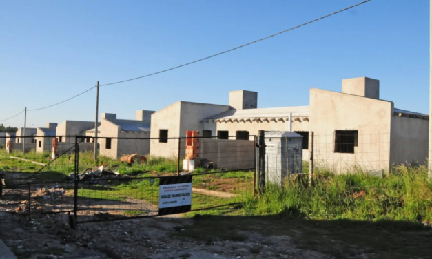 Adjudicatarios del barrio de los Municipales apelaron a la “sensibilidad” de Kicillof y le pidieron que termine las casas