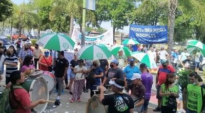 Trabajadores municipales se manifestaron en reclamo de un aumento salarial