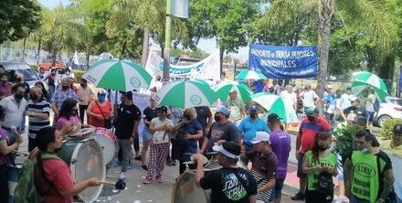 Trabajadores municipales se manifestaron en reclamo de un aumento salarial