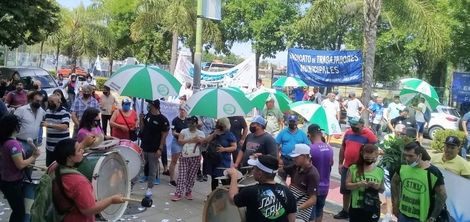 Trabajadores municipales se manifestaron en reclamo de un aumento salarial