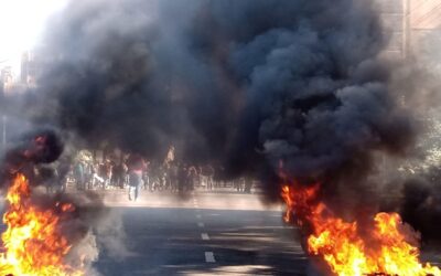 VIDEO. Caos vial: piquete frente a la Municipalidad y marcha en 7 y 50