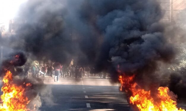 VIDEO. Caos vial: piquete frente a la Municipalidad y marcha en 7 y 50