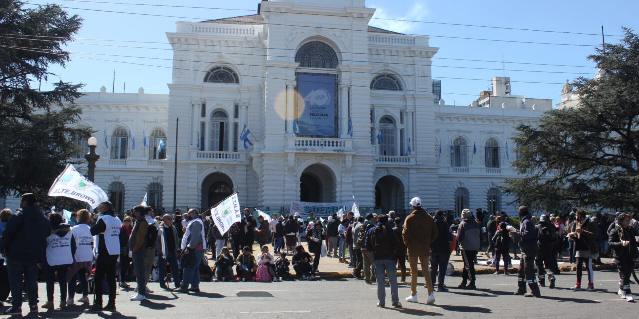 Movilización del SOEMLP y la FESIMUBO a la Municipalidad de La Plata en reclamo de Paritarias