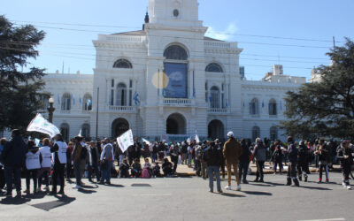 Movilización del SOEMLP y la FESIMUBO a la Municipalidad de La Plata en reclamo de Paritarias