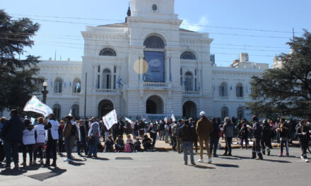 Movilización del SOEMLP y la FESIMUBO a la Municipalidad de La Plata en reclamo de Paritarias