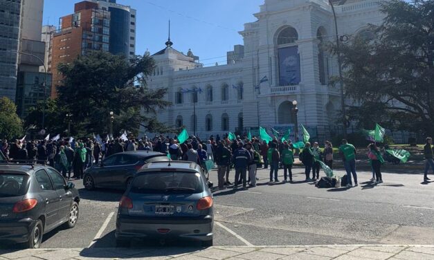 Paro de trabajadores municipales de La Plata: ¿qué reclaman?