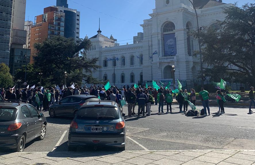 Paro de trabajadores municipales de La Plata: ¿qué reclaman?