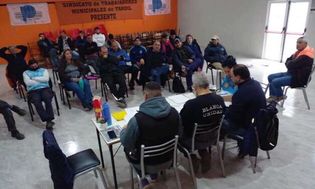 En ajustada votación, los trabajadores municipales aceptaron la propuesta salarial del gobierno