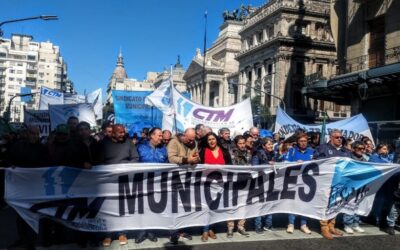 Más de quince mil municipales marcharon para exigirle mejoras laborales y salariales a Kicillof