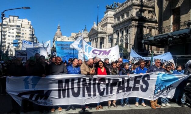 Más de quince mil municipales marcharon para exigirle mejoras laborales y salariales a Kicillof