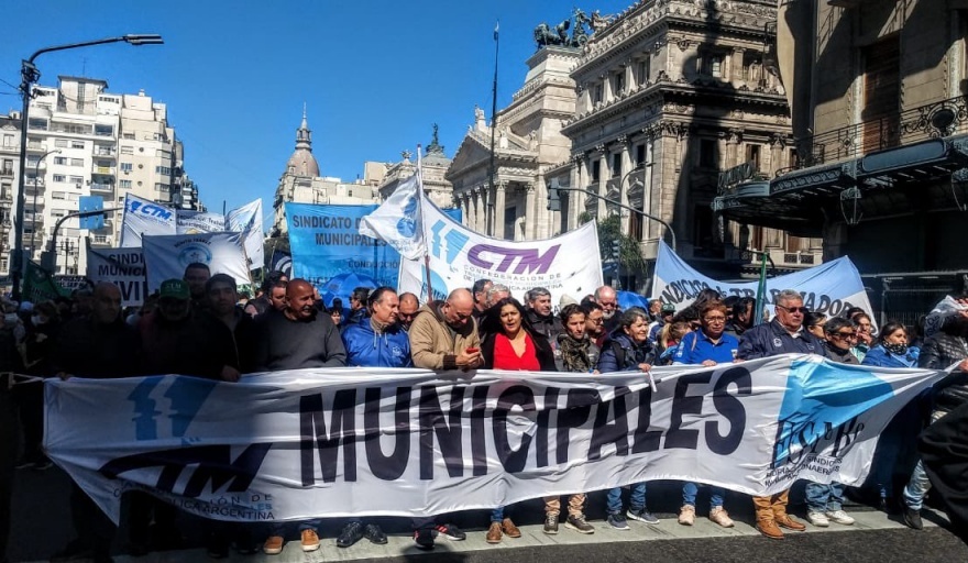Más de quince mil municipales marcharon para exigirle mejoras laborales y salariales a Kicillof