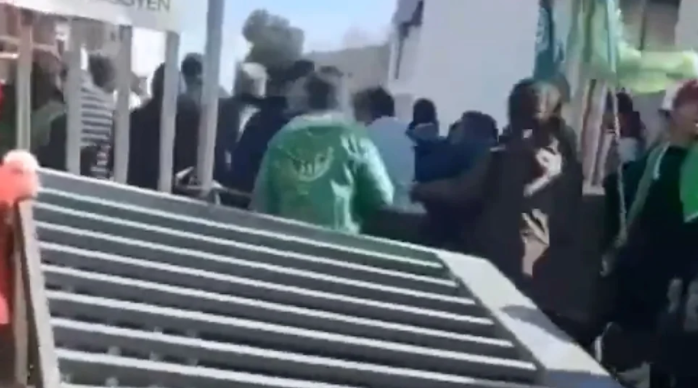 Violenta protesta de sindicalistas en Lanús: ingresaron por la fuerza a la municipalidad