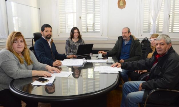 Abella anunció un nuevo incremento salarial para los municipales con el sueldo de agosto