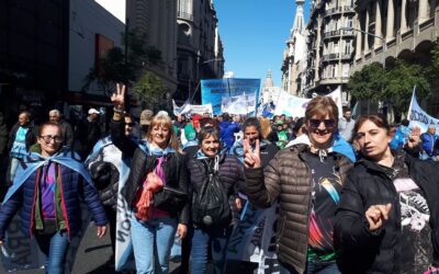 Movilización hacia la casa de la Provincia de Buenos Aires, en reclamo de reapertura de paritarias.