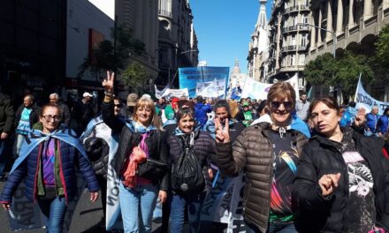 Movilización hacia la casa de la Provincia de Buenos Aires, en reclamo de reapertura de paritarias.