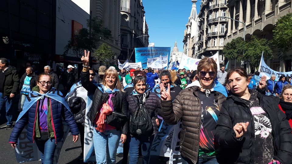 Movilización hacia la casa de la Provincia de Buenos Aires, en reclamo de reapertura de paritarias.