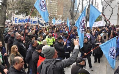 Masiva movilización de empleados municipales en Mar del Plata: “Estamos 20 puntos abajos de la inflación”