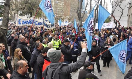 Masiva movilización de empleados municipales en Mar del Plata: “Estamos 20 puntos abajos de la inflación”