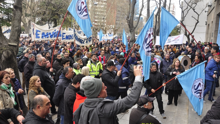 Masiva movilización de empleados municipales en Mar del Plata: “Estamos 20 puntos abajos de la inflación”
