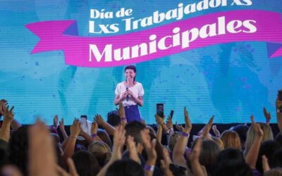 Mayra Mendoza anunció un bono de 50 mil pesos y un aumento salarial para los municipales