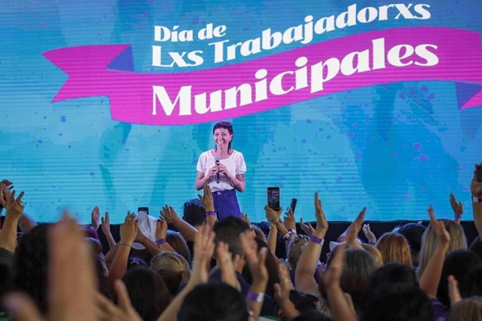 Mayra Mendoza anunció un bono de 50 mil pesos y un aumento salarial para los municipales
