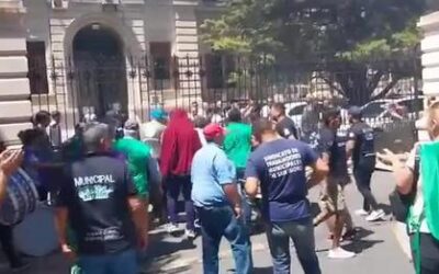 Piedrazos, corridas y vidrios rotos en la legislatura bonaerense en la previa del debate del Presupuesto 2023