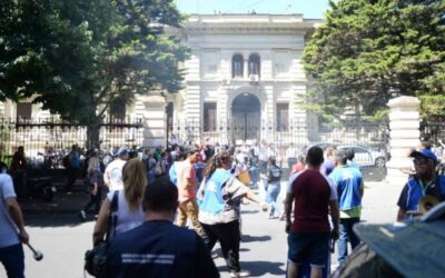 INCIDENTES Y HERIDOS EN LA LEGISLATURA BONAERENSE QUE DEBATE EL PRESUPUESTO
