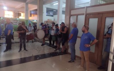 Movilización y reclamo de Fesimubo en el Palacio municipal