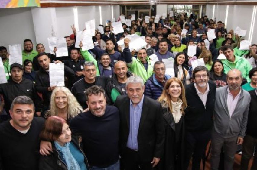 Ferraresi efectivizó a más de 600 trabajadores y trabajadoras municipales