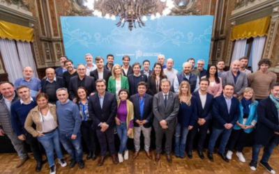El pago de la suma fija avanza de manera dispar en los municipios bonaerenses, con resistencias y reclamos a Axel Kicillof