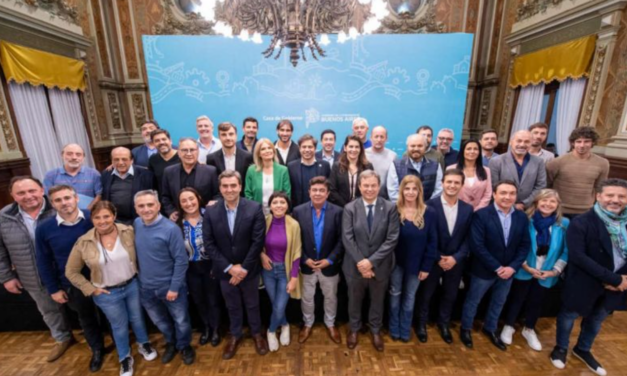 El pago de la suma fija avanza de manera dispar en los municipios bonaerenses, con resistencias y reclamos a Axel Kicillof