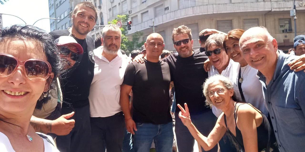 Marcha contra el DNU de Milei en Tribunales.