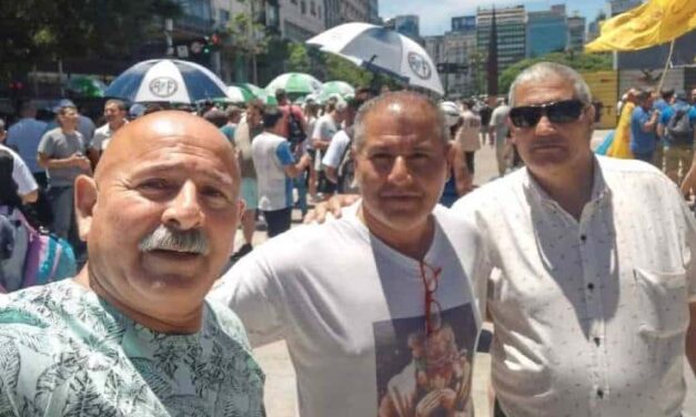 Atramuti participó de la marcha contra el mega DNU