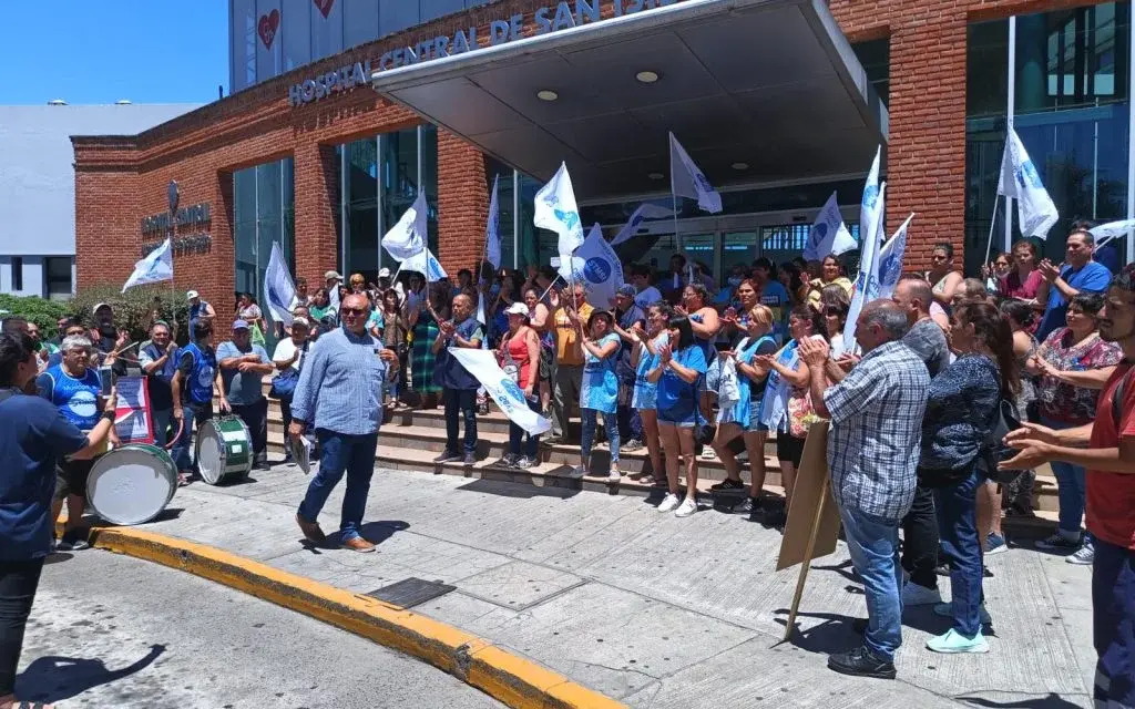 Municipales de San Isidro realizaron una jornada de protesta en el hospital central por un conflicto salarial