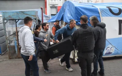 Municipales tildan a intendentes camporistas de «alumnos de Milei» y les protestan con acampes