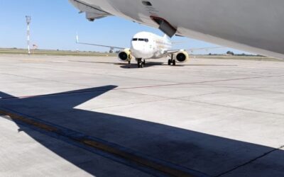 Un avión de Flybondi casi choca a otro de Aerolíneas y se desataron protestas de los pasajeros