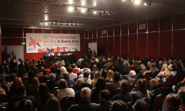 [Video] Hernán Doval presentó “Materia Pendiente” en la Feria del Libro, una obra que coloca en jaque a muchos intendentes en la Argentina