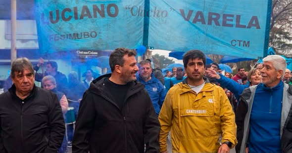 MUNICIPALES DE AZUL MOVILIZARON POR EL AGUINALDO CON EL ACOMPAÑAMIENTO DE LA FESIMUBO