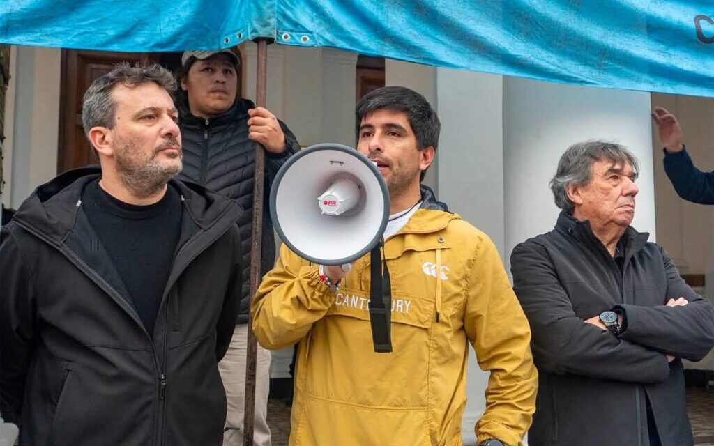 Conflicto salarial en Azul: masiva movilización de municipales con respaldo de FESIMUBO destraba por el aguinaldo