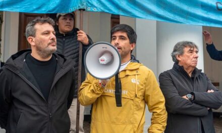 Conflicto salarial en Azul: masiva movilización de municipales con respaldo de FESIMUBO destraba por el aguinaldo