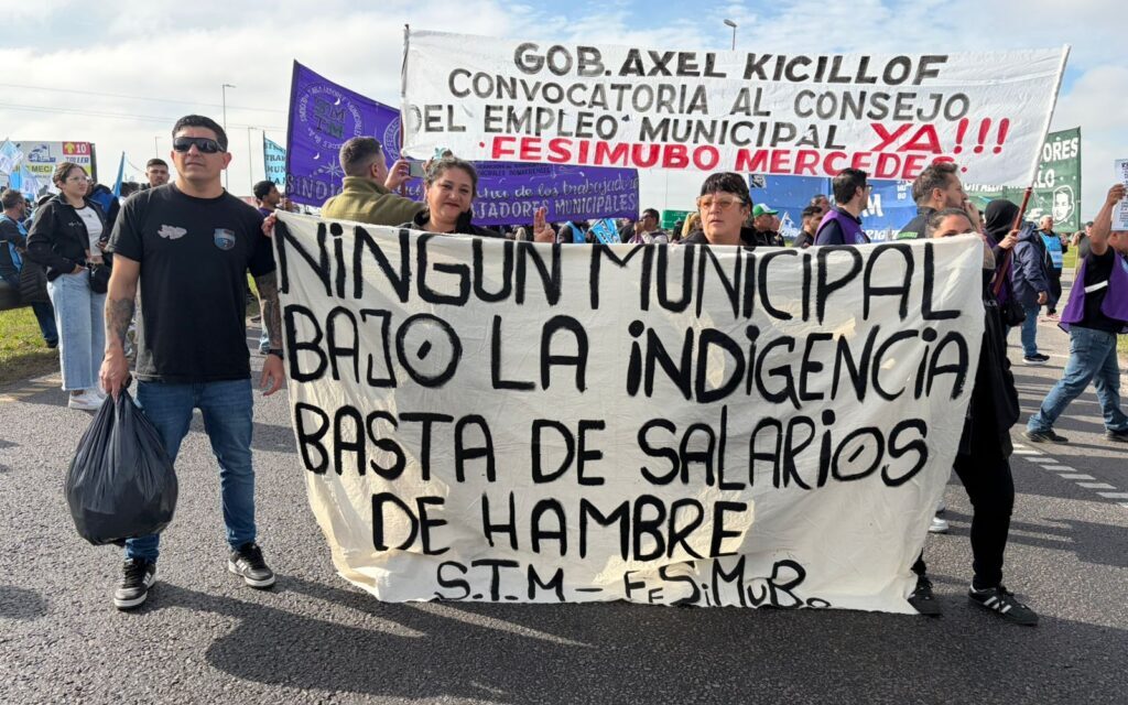 Los gremios municipales bonaerenses se agruparon y cortaron una ruta para reclamarle aumento a Kicillof